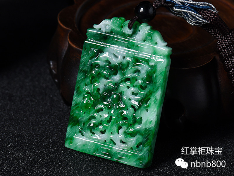如何在众多玉石中辨别真正的翡翠?今天就让我们一起来揭开这个谜团,通过对比分析帮助你轻松识别。
